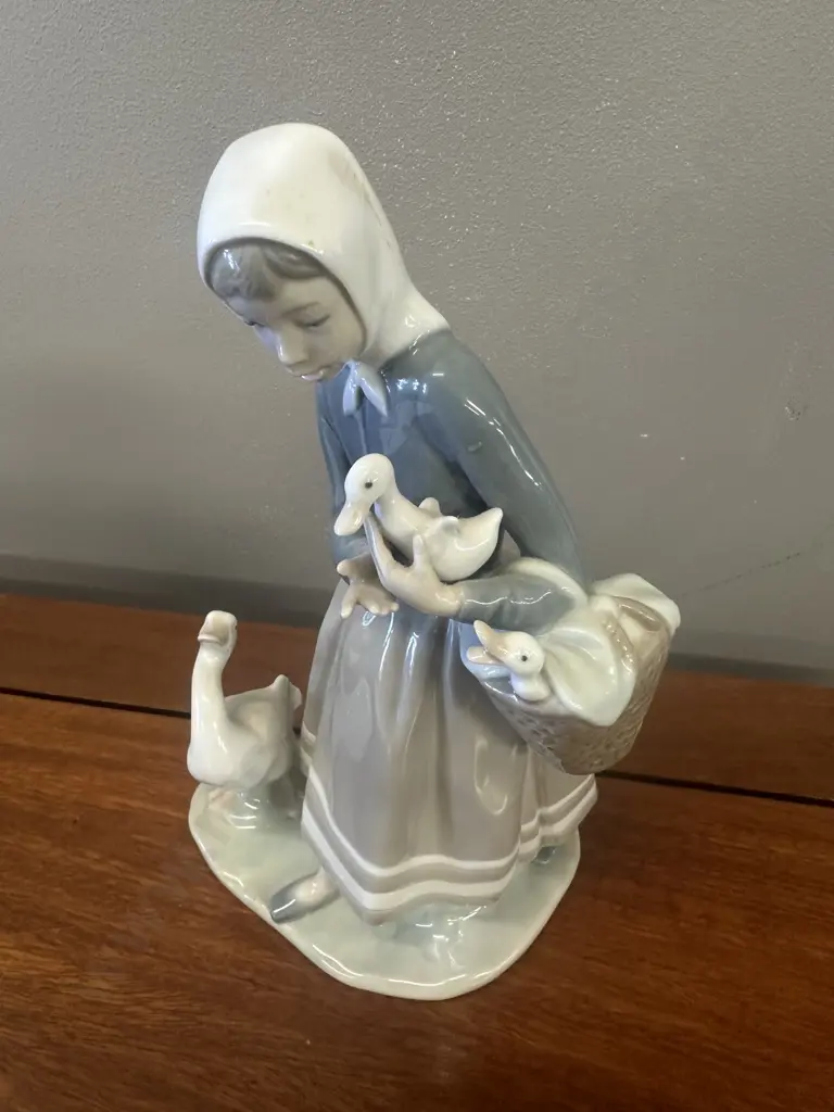 Lladro Shepherdess With Ducks #4568 H23.5cm. Image 1++